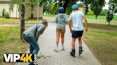 阴部让淫荡的男人付钱才能插入它